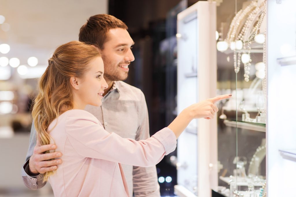 Wie können Online-Shopping und das klassische Einkaufen im Ladengeschäft zusammenkommen? Zum Beispiel mit dem Golden-Gutschein-Buch beim Golden Friday. Foto: lev dolgachov